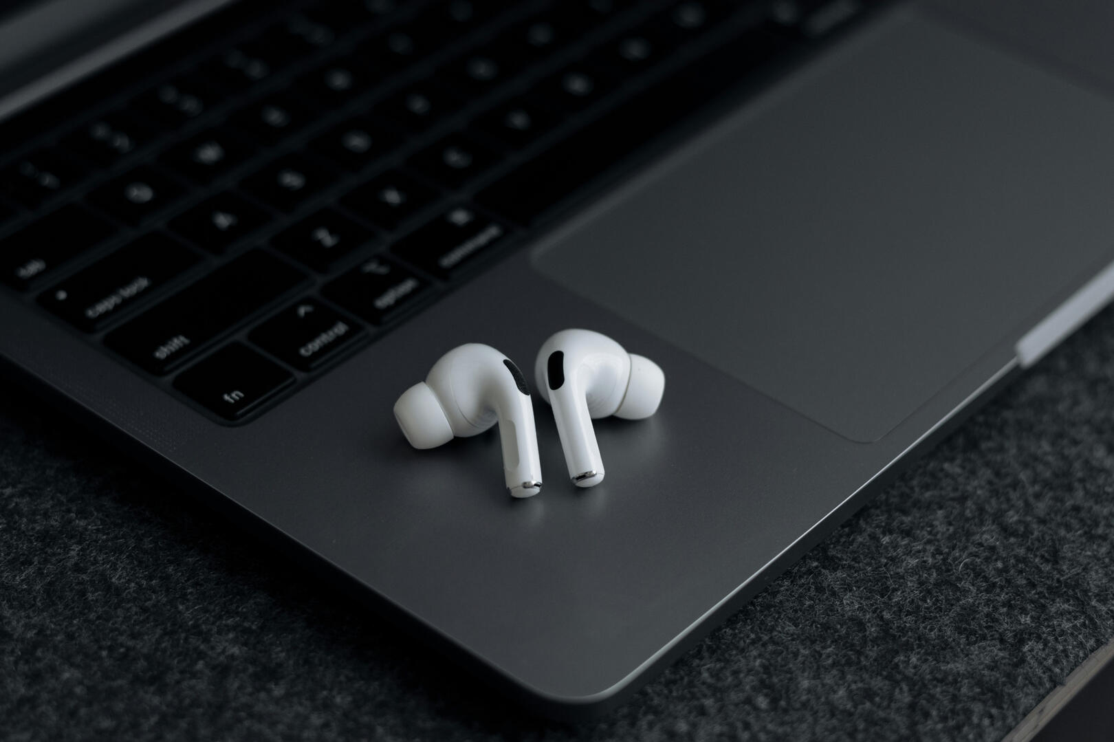 AirPods Pro appoggiate su un MacBook Pro